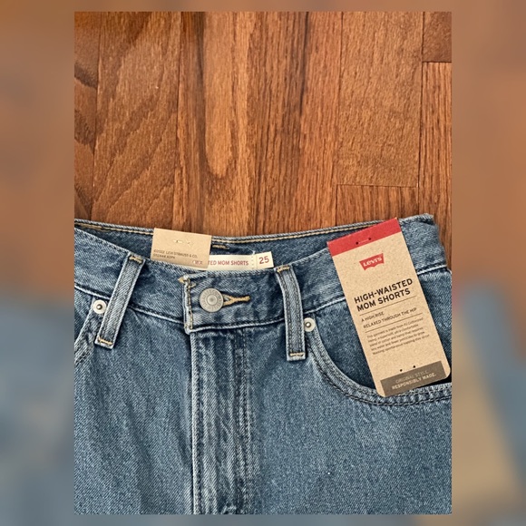 Levi’s High Rise Mom Jean Shorts - Picture 4 of 5